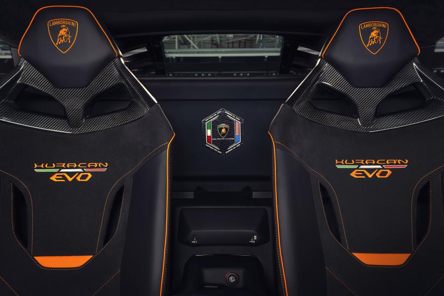 Интерьер Lamborghini Huracan EVO GT Celebration 2019 года  (фото 13 из 13)